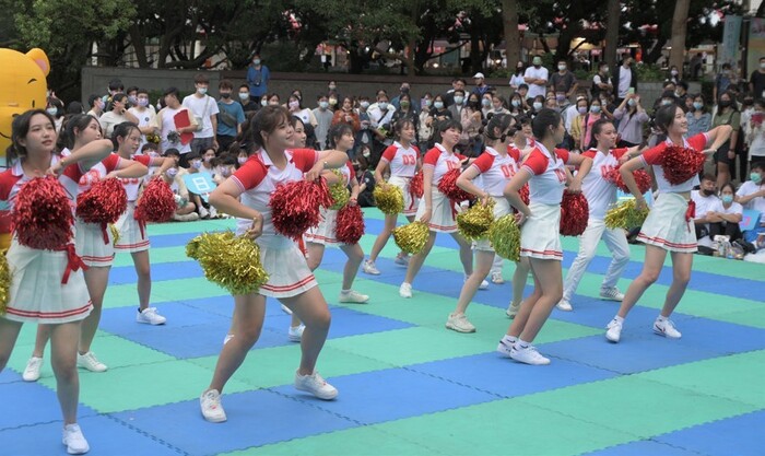 The annual school celebration cheerleading performances and the creative cheerleading competitions of various departments allow students to show their creativity and vitality.