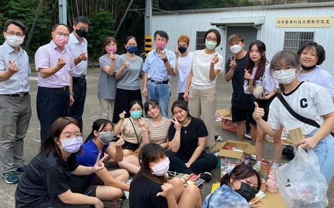 To let overseas students experience the barbecue atmosphere of Taiwan’s Mid-Autumn Festival, the International Office held a barbecue and moon appreciation activity.