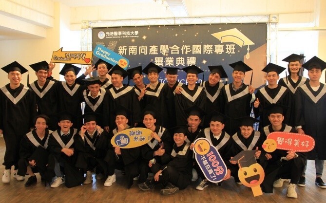 A group photo of the graduating students of the  first New Southbound Industry-University Cooperation   International Class.